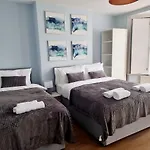London Spacious 2 Bedroom-3 Mins Walk Tube, Hospital, Queen Mary Uni