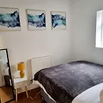 London Spacious 2 Bedroom-3 Mins Walk Tube, Hospital, Queen Mary Uni