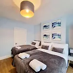 London Spacious 2 Bedroom-3 Mins Walk Tube, Hospital, Queen Mary Uni