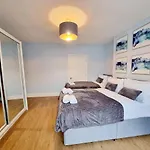 London Spacious 2 Bedroom-3 Mins Walk Tube, Hospital, Queen Mary Uni