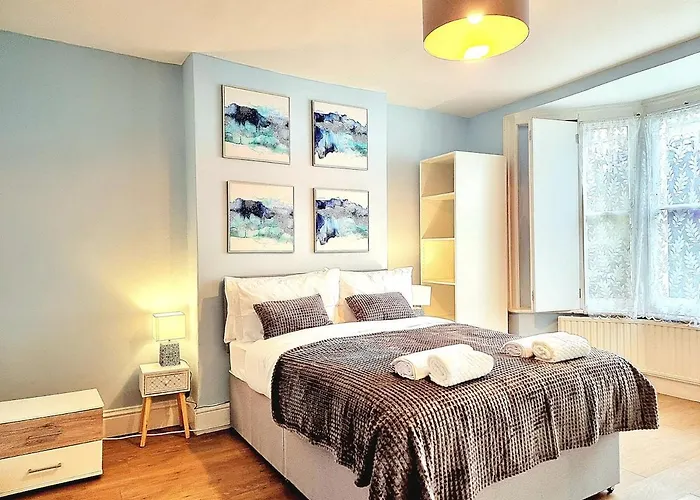 London Spacious 2 Bedroom-3 Mins Walk Tube, Hospital, Queen Mary Uni