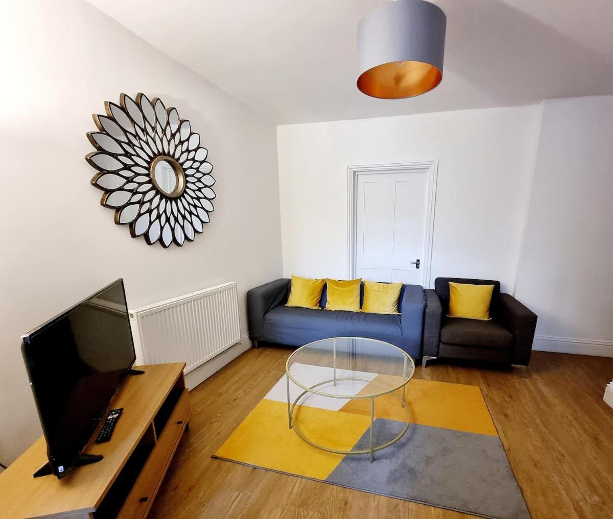 Spacious 2 Bedroom-3 Mins Walk Tube, Hospital, Queen Mary Uni Londra