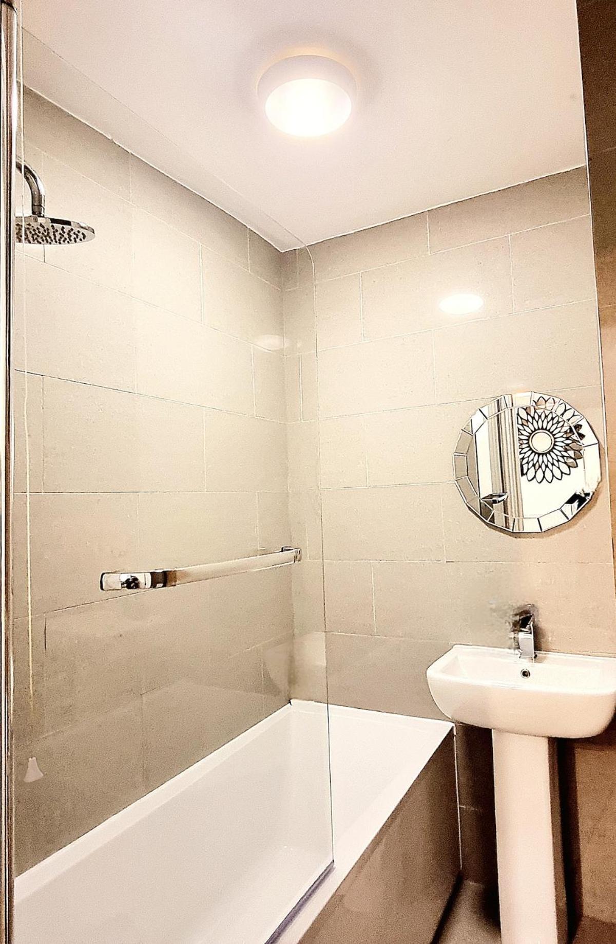 Spacious 2 Bedroom-3 Mins Walk Tube, Hospital, Queen Mary Uni Appartamento Londra